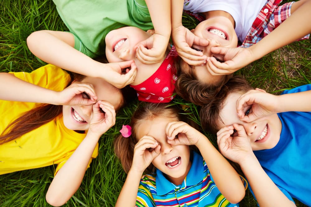 bambini che giocano all'aperto