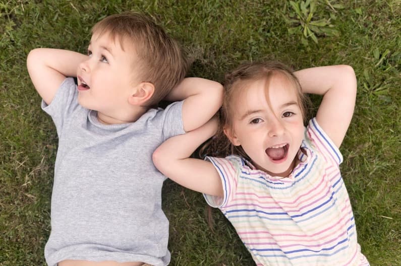 bambini sdraiati su prato verde