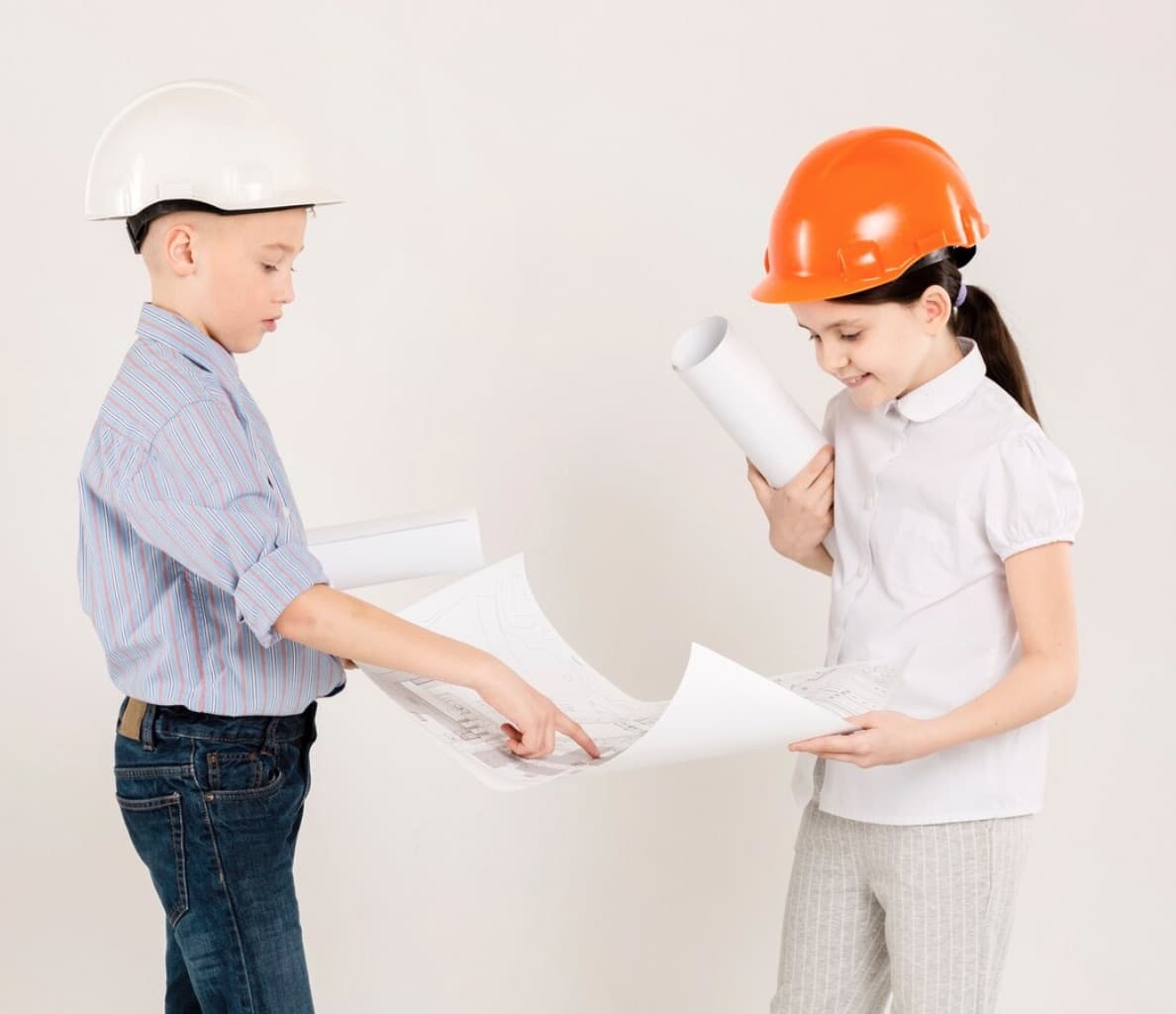 bambini che giocano simulando degli architetti