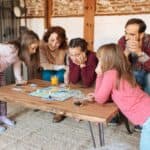 Famiglia che gioca ad un gioco da tavolo