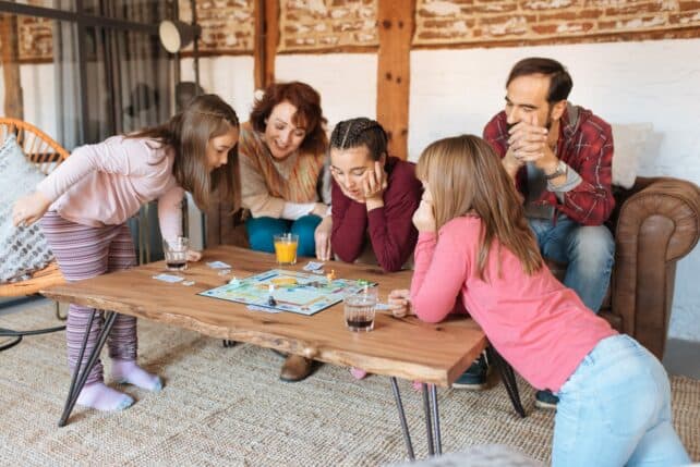 Famiglia che gioca ad un gioco da tavolo