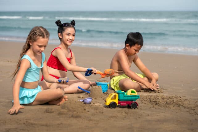 bambini che giocano sul bagnoasciuga