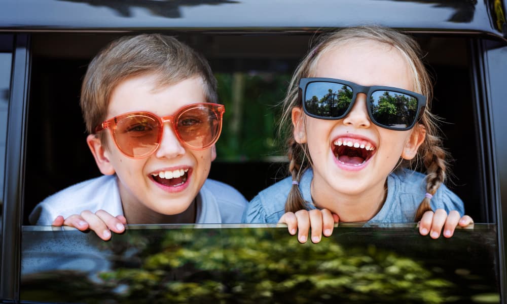 bambini affacciati al finestrino dell'auto