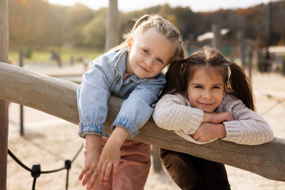 primo piano due bambine al parco giochi