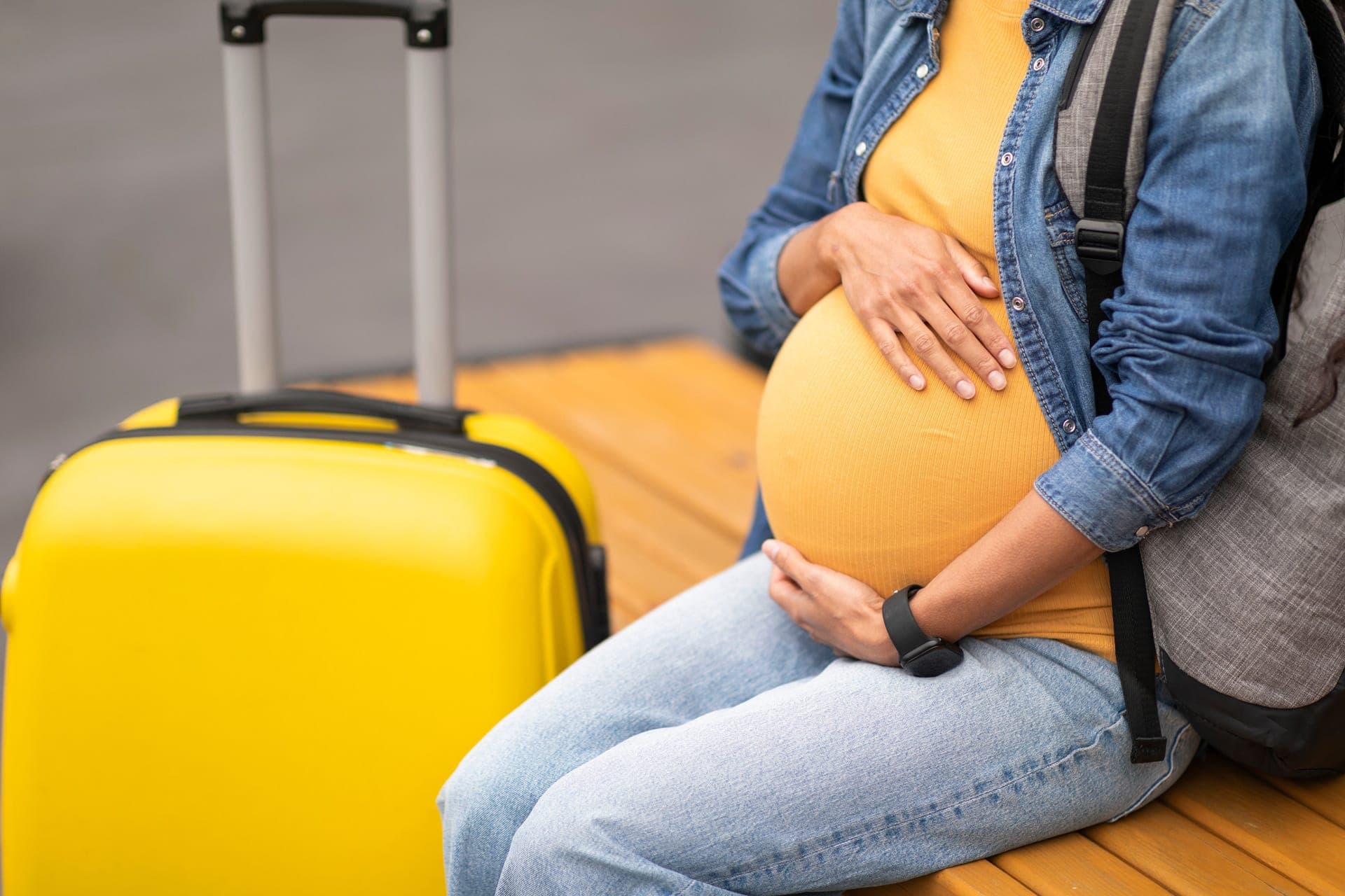 donna incinta che sta per partire in viaggio