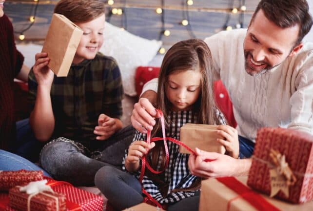 famiglia che scarta i regali di natale