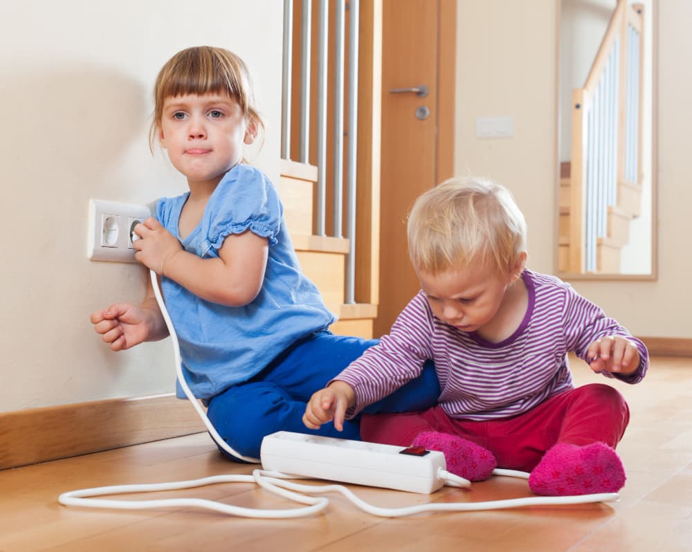 bambini che giocano con prese di corrente