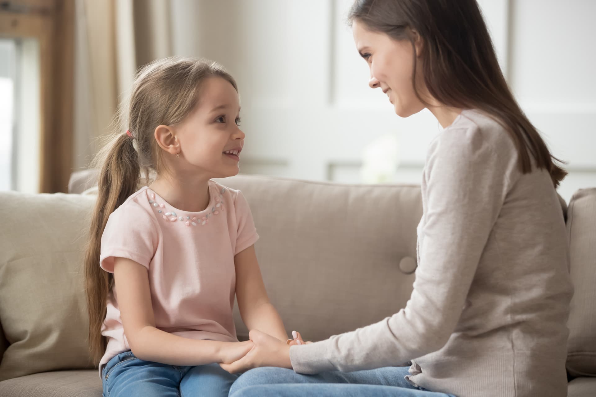 mamma che ascolta e parla con bambina