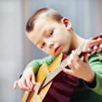 Bambino che suona la chitarra