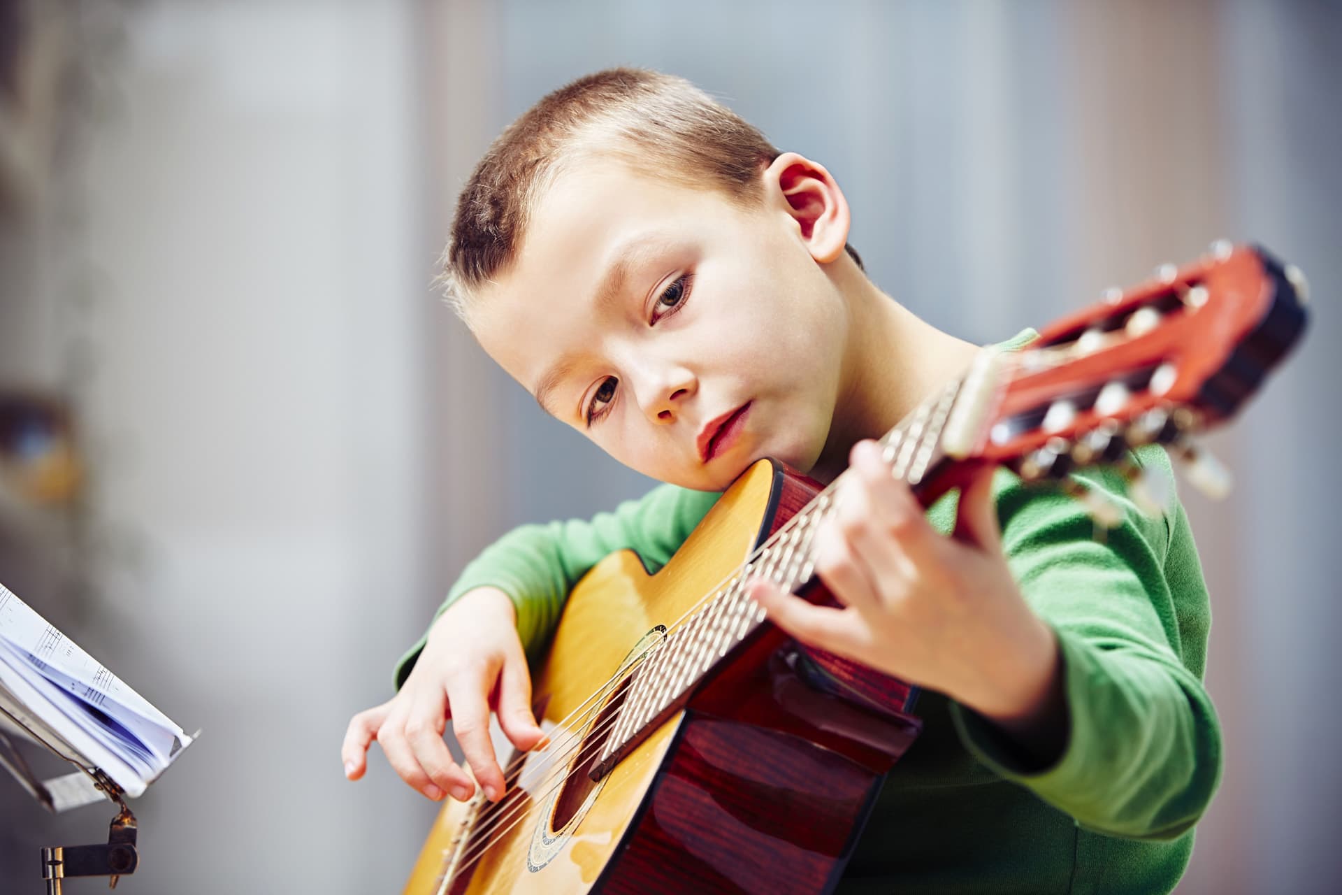 Bambino che suona la chitarra