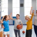 bambini che praticano sport con insegnante