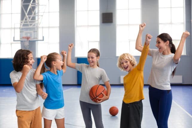 bambini che praticano sport con insegnante