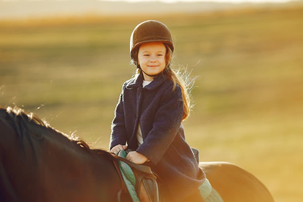 bambina a cavallo