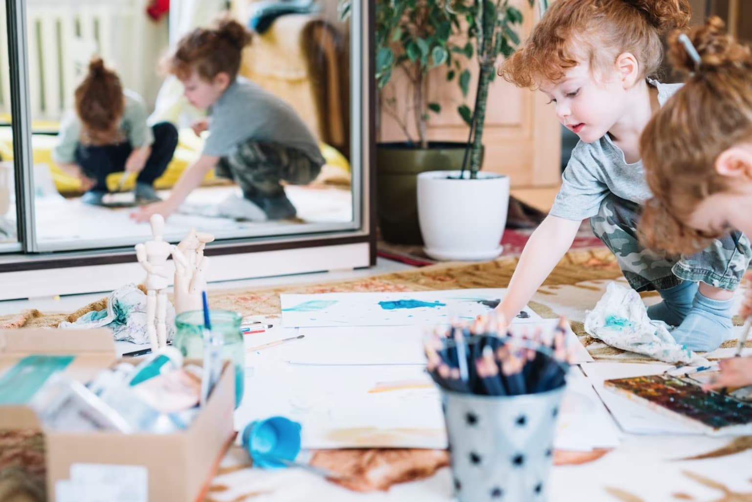 bambini ad un laboratorio creativo