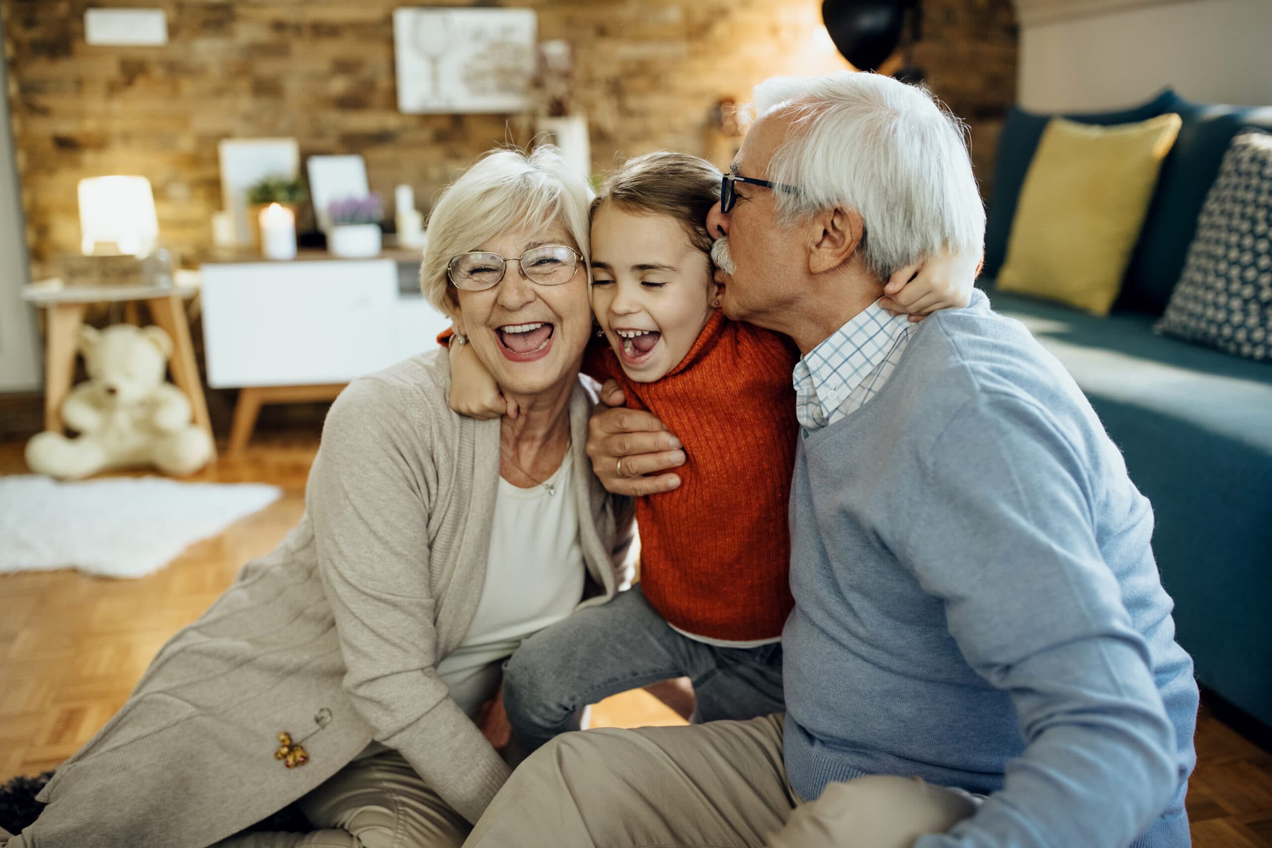 nonni felici con in bracci la nipotina