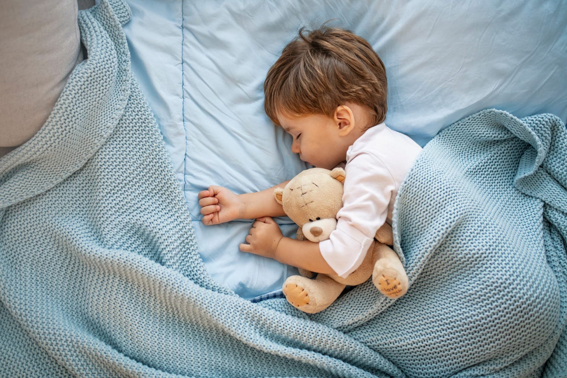 bambino che dorme con orsacchiotto