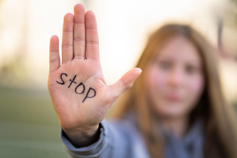 giovane ragazza che manifesta contro la violenza sulle donne