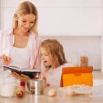 mamma e figlia in cucina