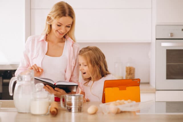 mamma e figlia in cucina