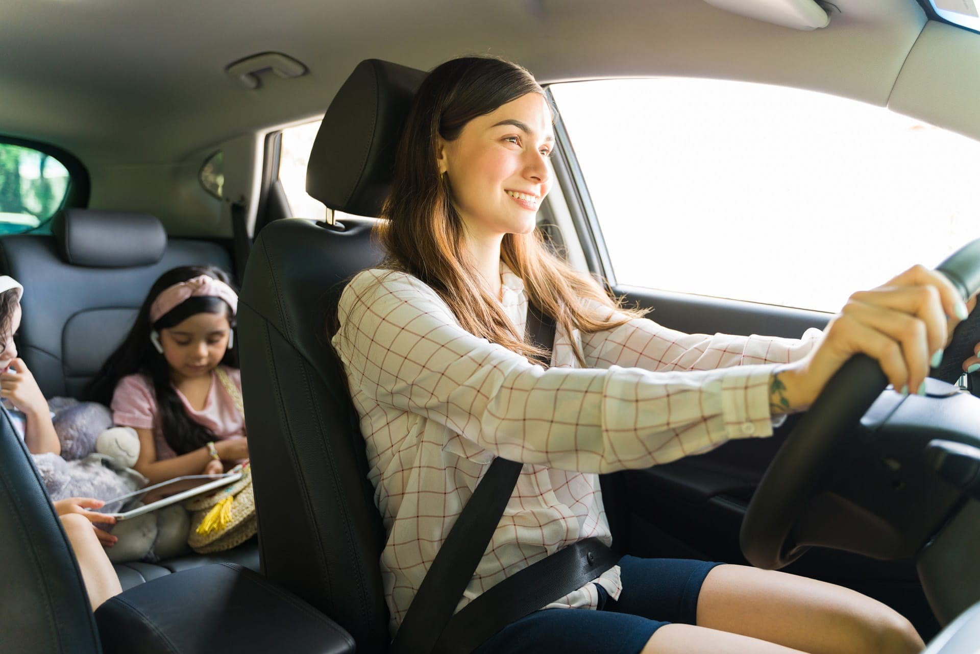 giovane mamma in macchina con i figli