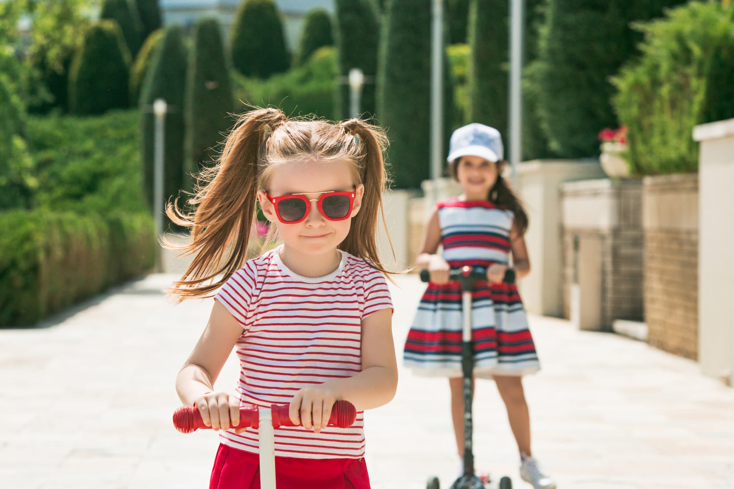 bambine con abiti estivi