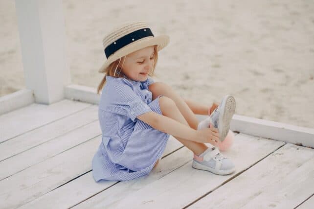 bambina che indossa le scarpe