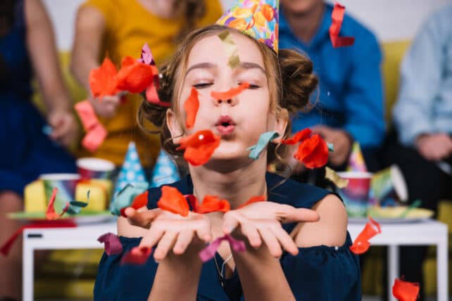 bambina ad una festa