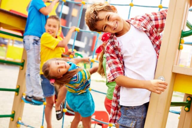 bambini al parco giochi