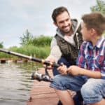 bambino a pesca con papà