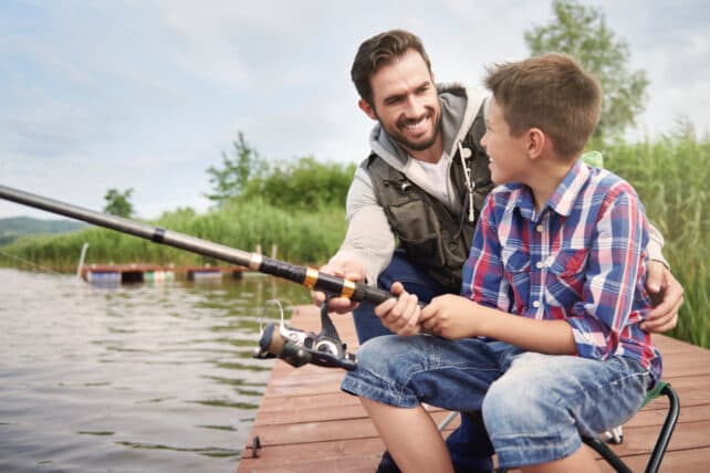 bambino a pesca con papà