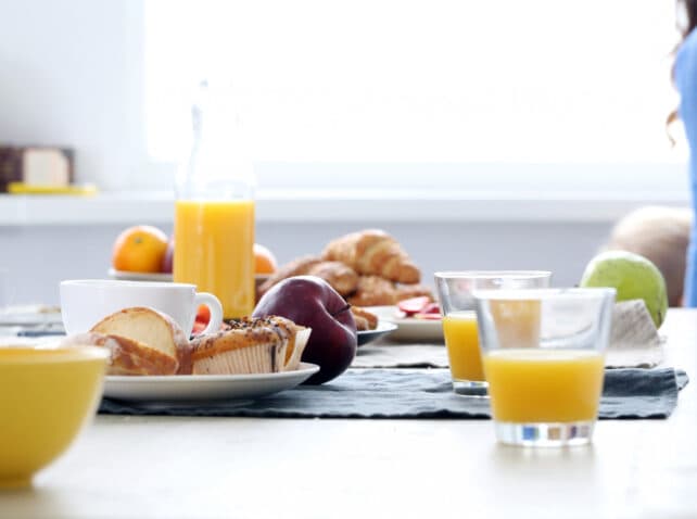 tavolo apparecchiato per colazione