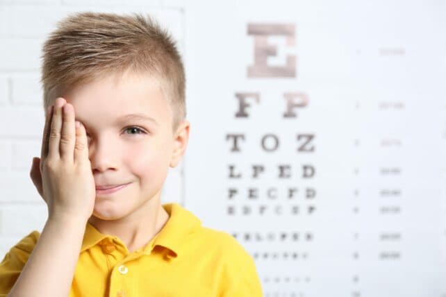 bambino alla visita oculistica