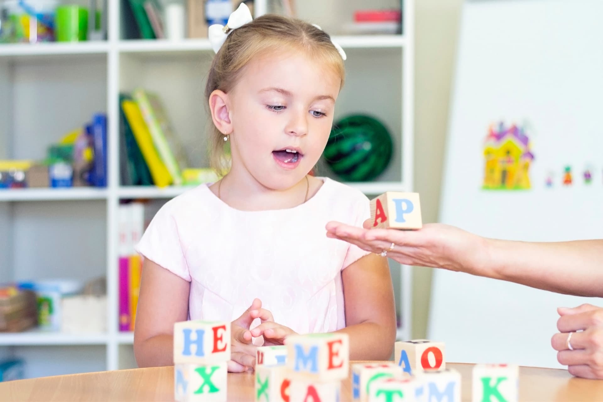 bambina che gioca con cubi di lettere