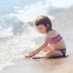 bambina in riva al mare