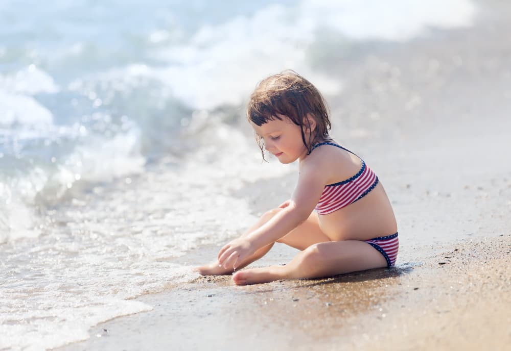 bambina in riva al mare