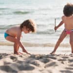 bambini che giocano in spiaggia