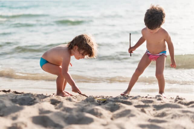 bambini che giocano in spiaggia