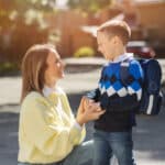 mamma che accompagna il figlio a scuola