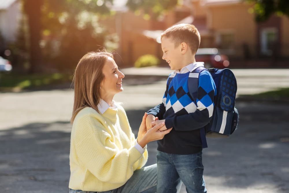 mamma che accompagna il figlio a scuola