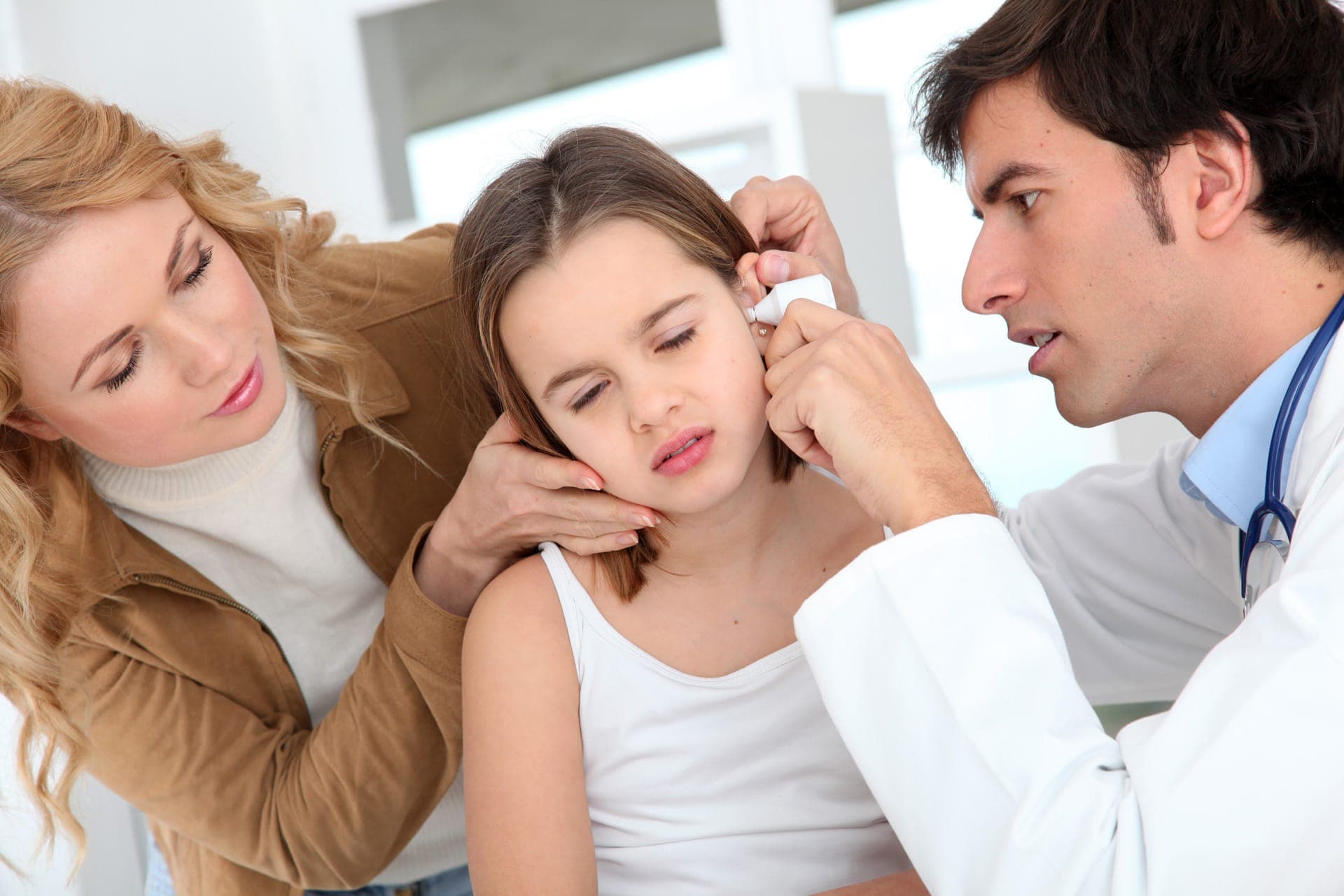 medico che controlla l'orecchio ad una bambina