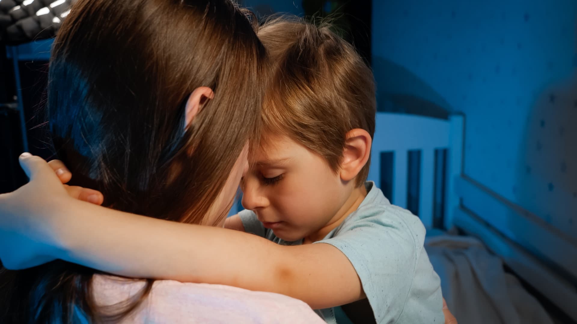 bambino in braccio alla mamma durante la notte