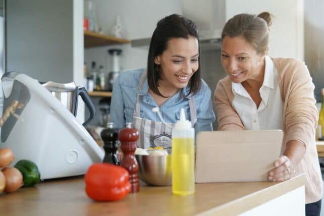 donne che preparano piatti con robot da cucina