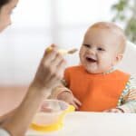 bambino che mangia la pappa