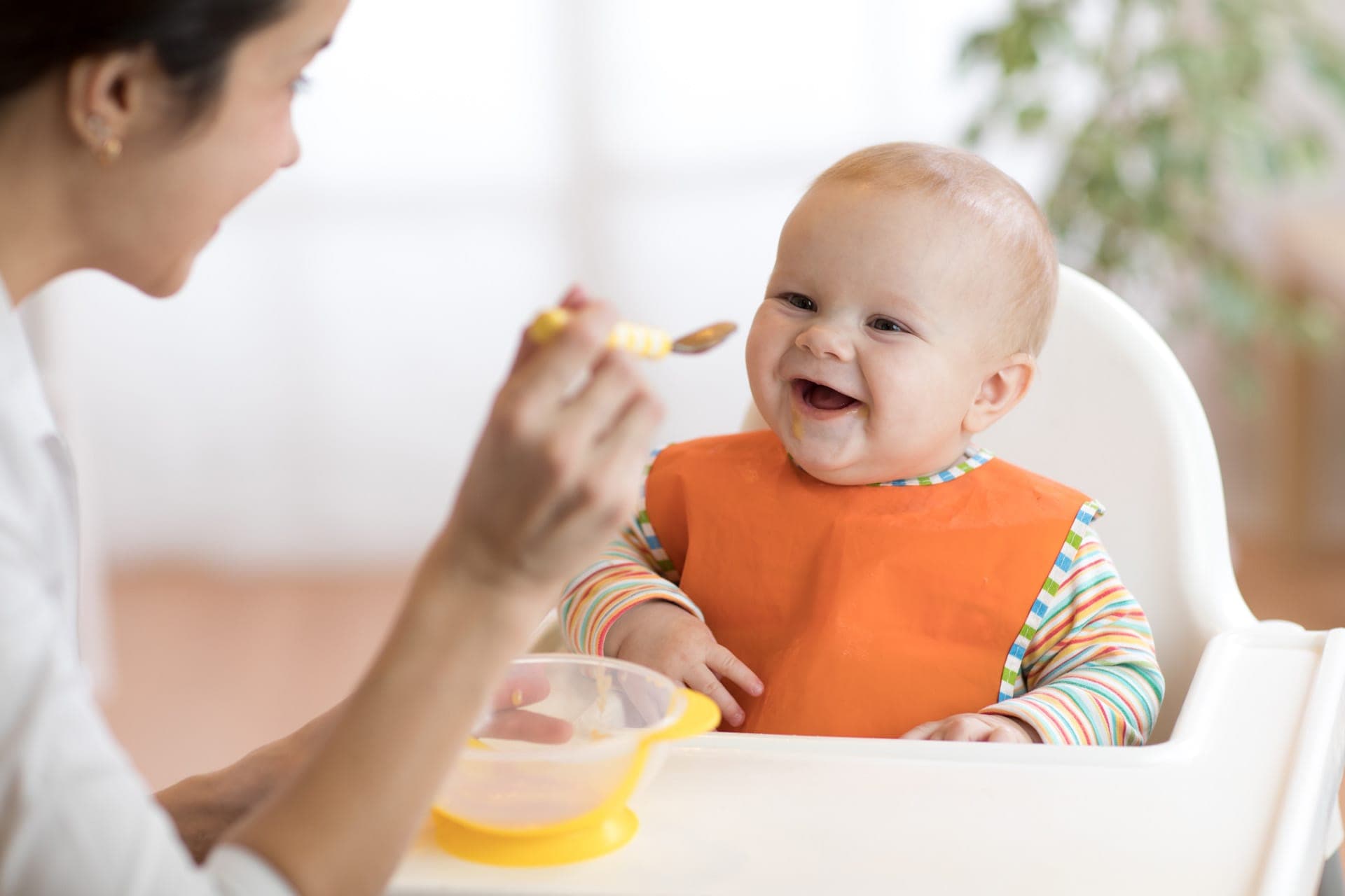 bambino che mangia la pappa