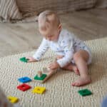 bambino piccolo che gioca con giochi in legno