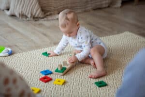 bambino piccolo che gioca con giochi in legno