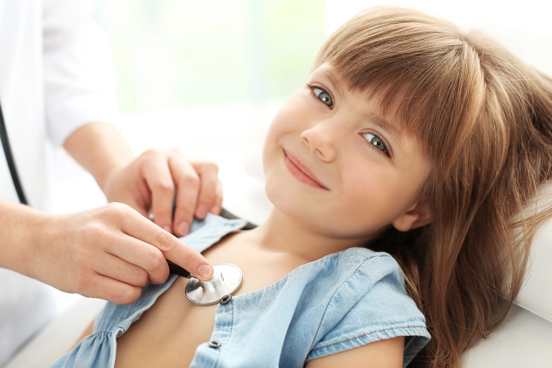 bambina che si fa visitare dal pediatra