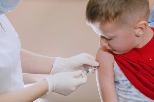 bambino che effettua prelievo del sangue