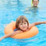 bambina in piscina