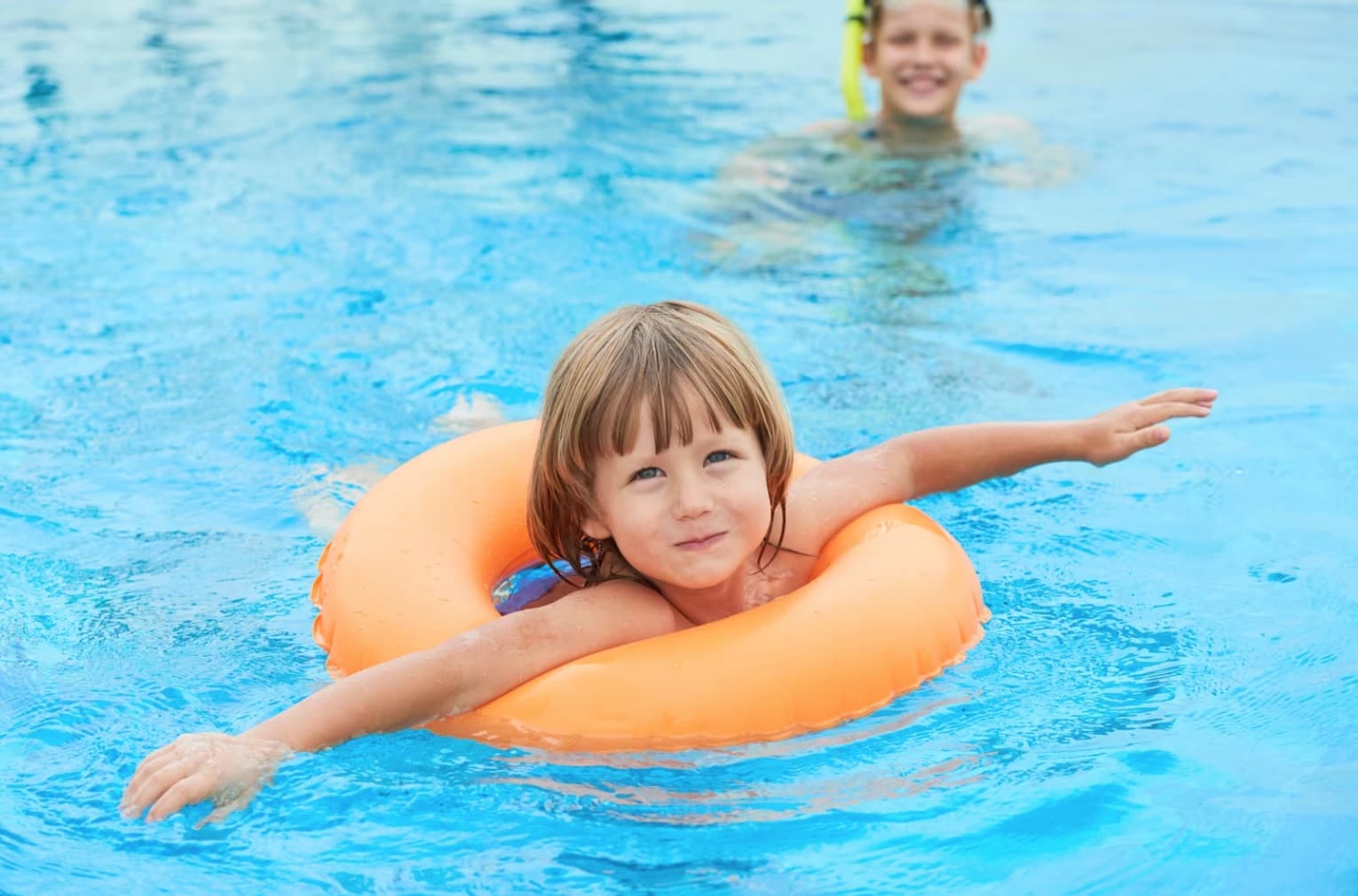 bambina in piscina